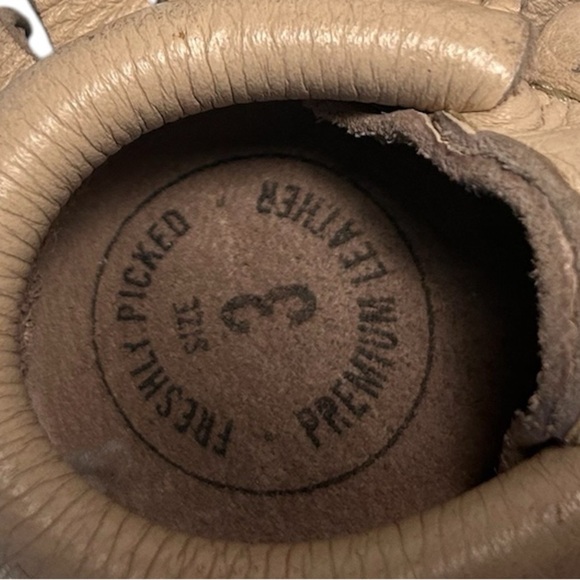 Freshly picked leather baby moccasins size 3 - Picture 2 of 3